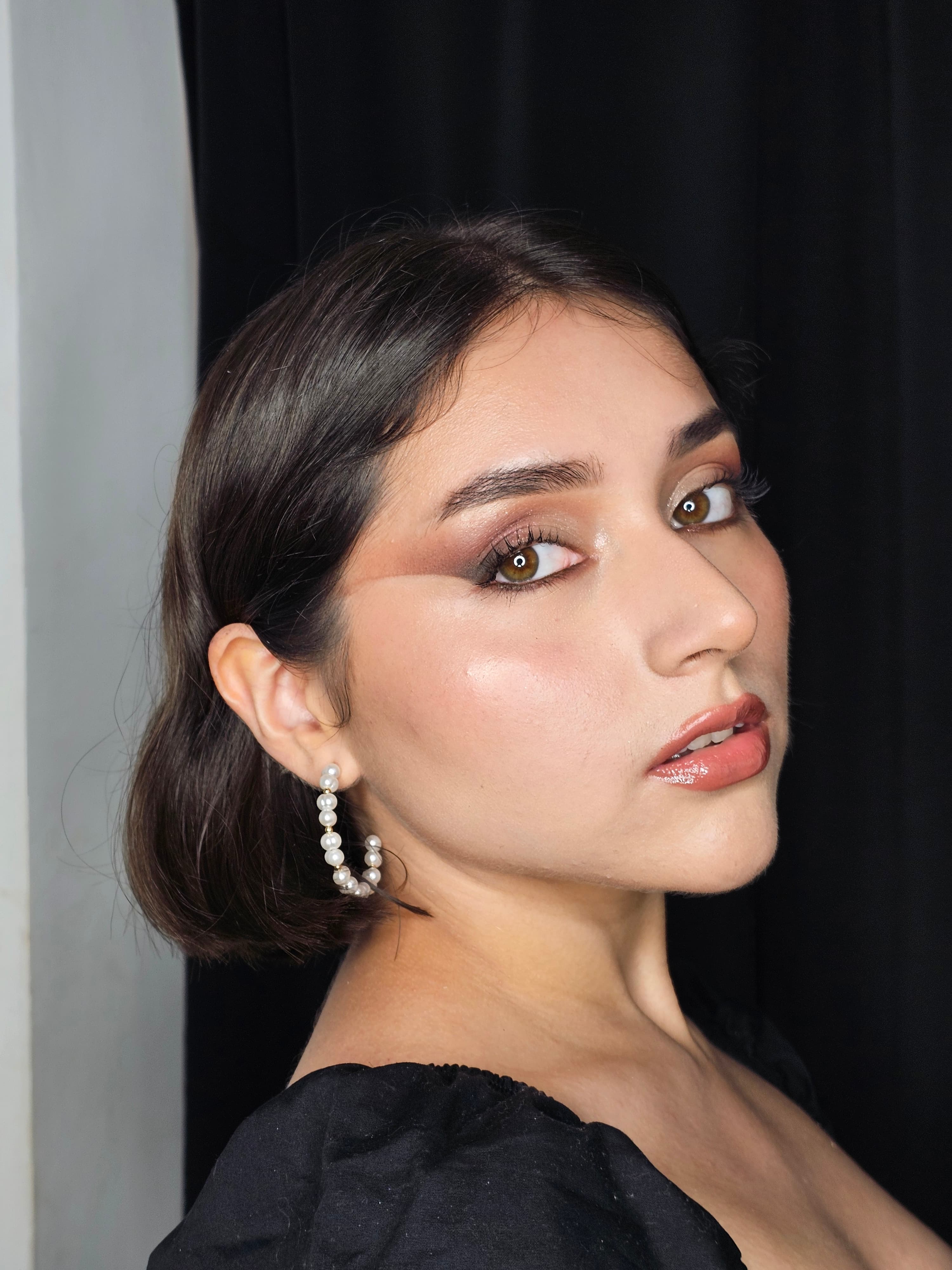 Elegant event makeup with refined details and long-lasting effect