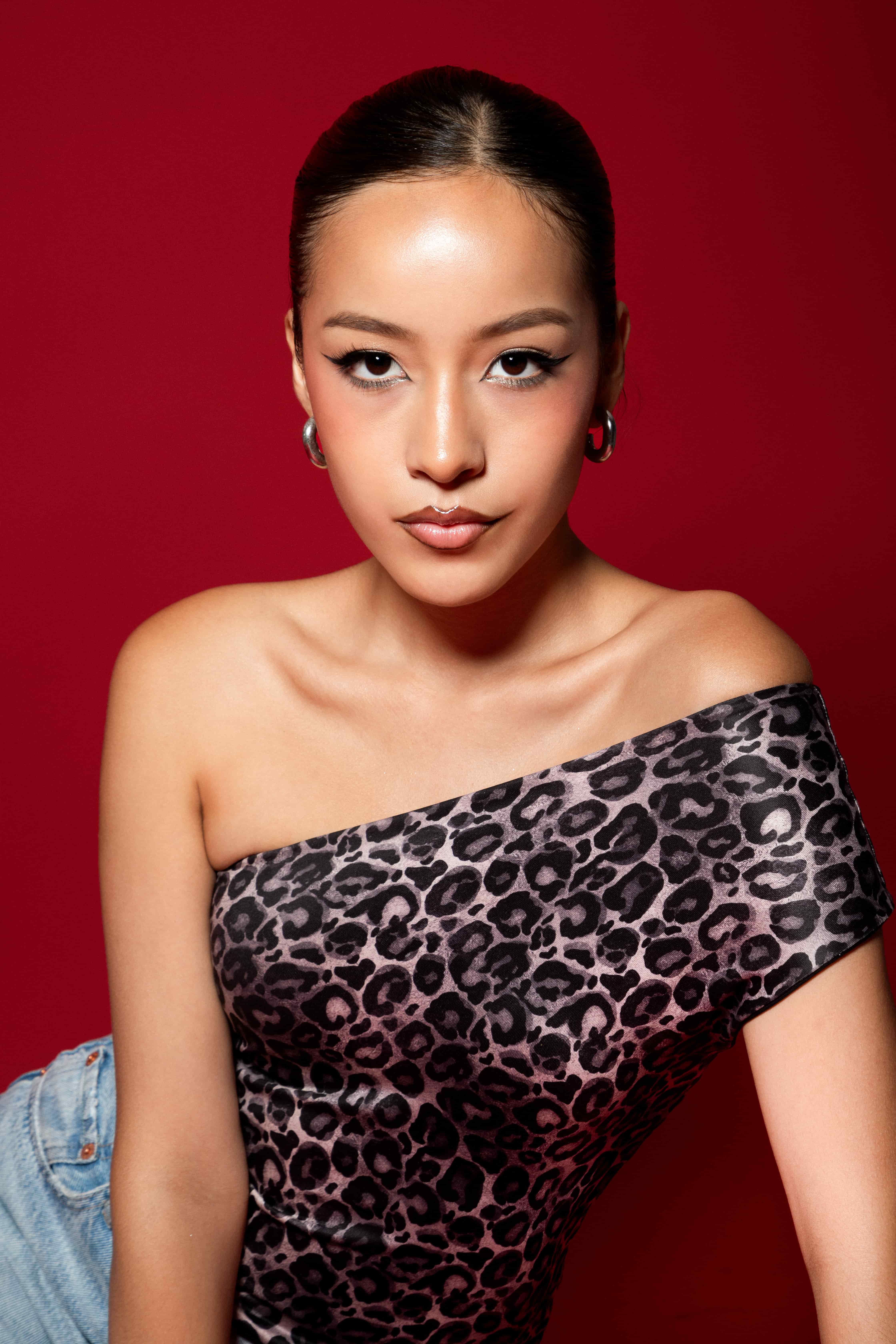 Social look focusing on the eyes with a luminous finish