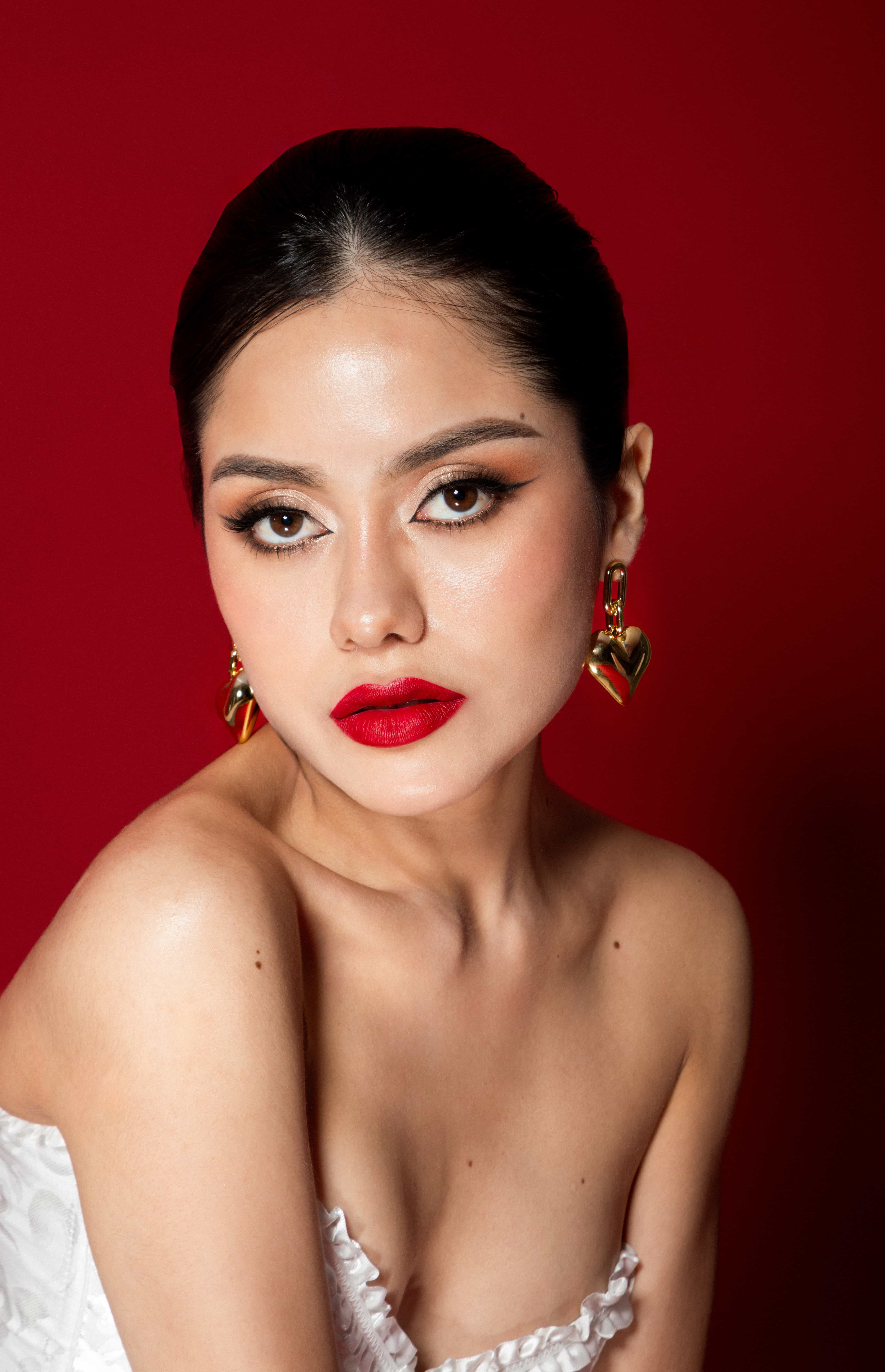 Nighttime event makeup by Ale Karbaum with an elegant touch