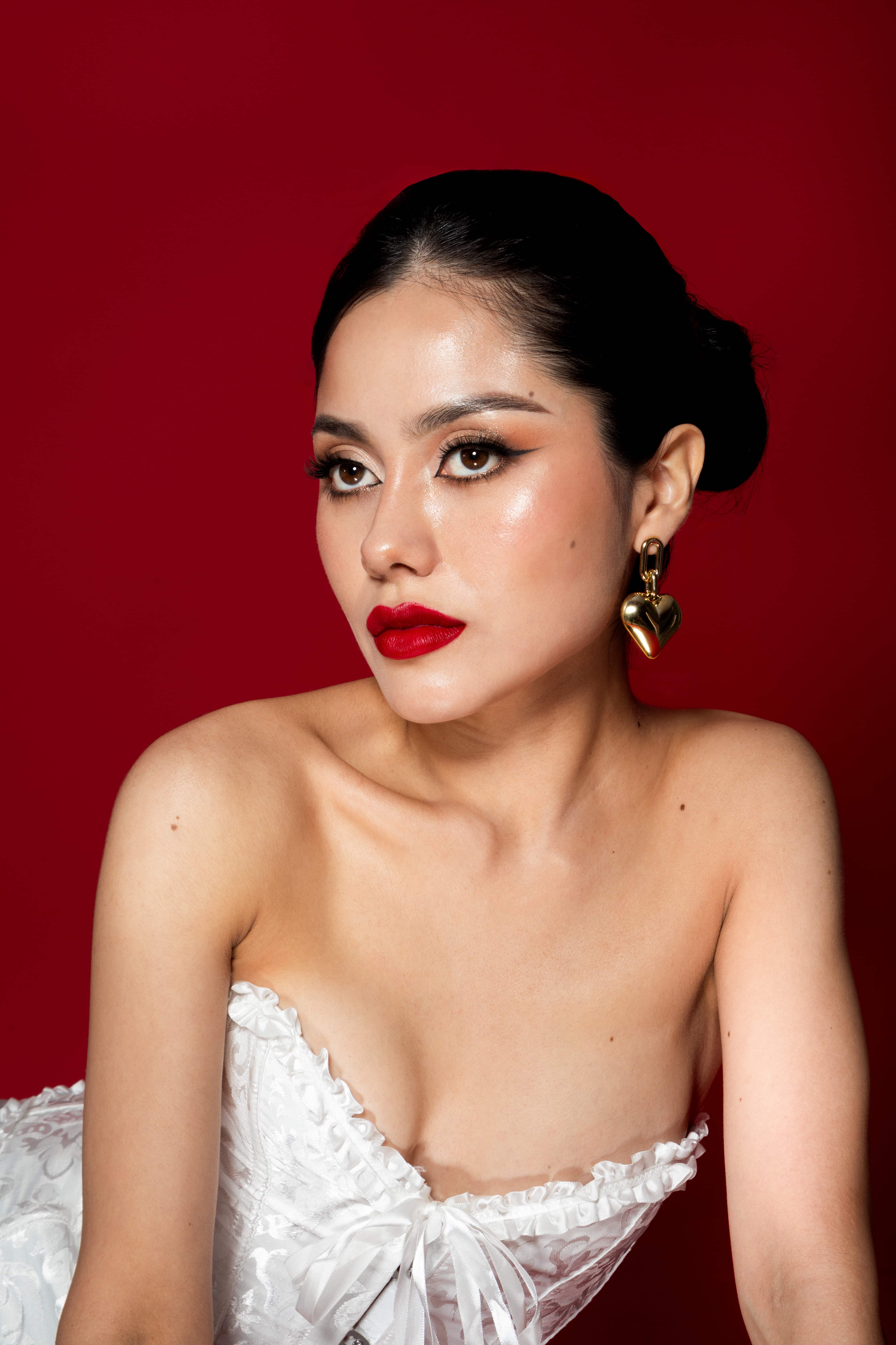 Versatile social makeup look with a modern aesthetic