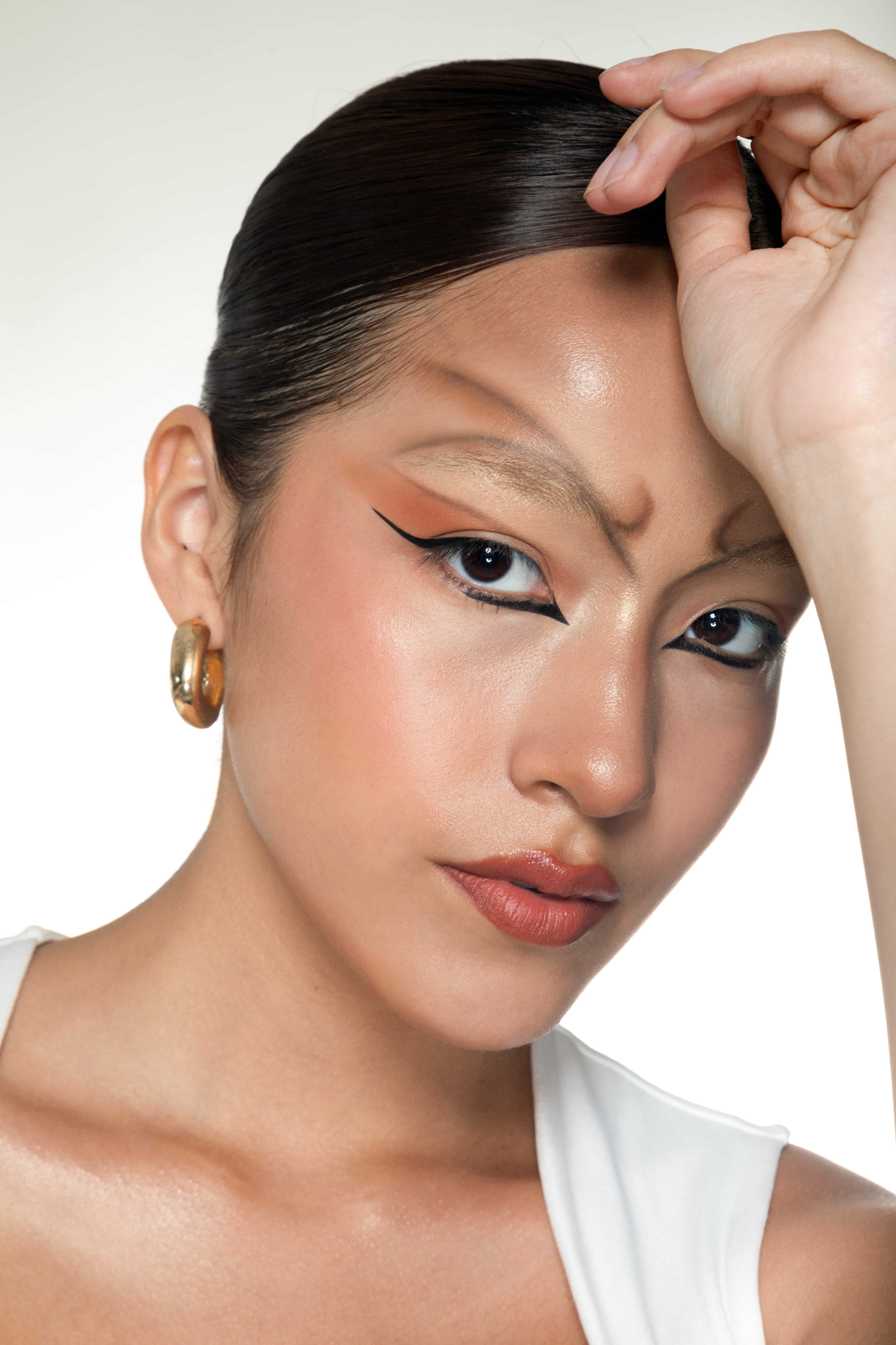 Creative editorial makeup with artistic design for photo sessions by Ale Karbaum