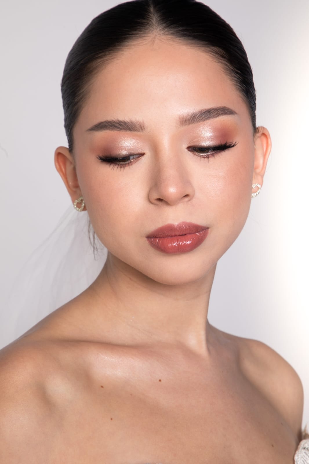 Natural and elegant bridal makeup by Ale Karbaum in Berlin